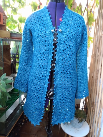 Sehr einfach nachzuarbeiten... ich habe die Jacke länger und ohne Kapuze gehäkelt und die Blenden etwas breiter gehäkelt und dabei nur in die hinteren Maschenglieder gestochen. Auch die Ärmel sind länger... Es bleibt also Spielraum für eigene Ideen ... Hat Spaß gemacht! Danke