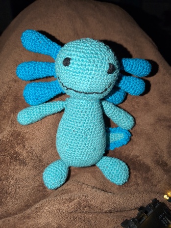 Hallo alle zusammen,
das ist Axelotti. Und wird der neue kuschel Freund meines Sohnes. Ich muss sagen, nach dem ich beim häkeln des Kopfes kurzzeitig durcheinander gekommen bin ( Kopf und Körper wurden eins) gelang es mir Recht Zügig einzelne Körperteile zu häkeln. Die ausgegebene Häkelnanleitung war unkompliziert und gut detailliert zusammengefasst. Axelotti sieht zwar nicht genau aus wie auf dem Häkelbild, aber wir sind ja auch nicht alle gleich.
Danke und gerne wieder