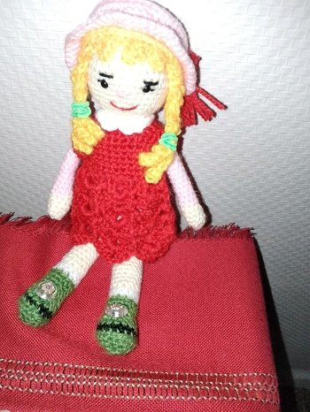 hallo, ich habe emma gehäkelt, weil ich neugierig war , ob ich das kleidchen hin kriege, und siehe da es ist gut geworden, auch den hut finde ich ganz ok. danke für die anleitung , habe alles gut kapiert,
lg aus lauchhammer heidi s.