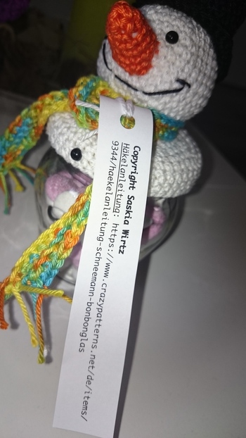 Hallo Saskia,
die Schneemänner und -frauen sind fertig und wurden heute dem Elternverein übergeben. So schön wie deine sind sie nicht geworden, aber ich find sie trotzdem hübsch ;-)
Danke nochmals!
Viele liebe Güße
Heike