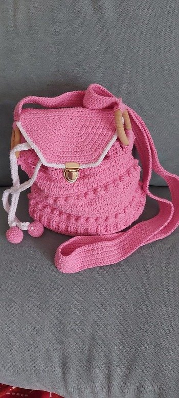 Ich wollte die Tasche einfarbig. Sie ist leicht nach zu häkeln. Kann ich weiter empfehlen.