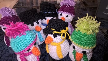 Die Anleitung war gut verständlich und leicht nach zu arbeiten. Die Fröstchen waren in meiner Familie und im Freundeskreis der Renner. Alle wollten wenigstens einen geschenkt bekommen. Es wundert mich immer noch, dass meine Häkelnadel nicht zu glühen angefangen hat. Alle haben sich sehr über die Geschichte der Fröstchens amüsiert. Ich kann nur sagen: Volltreffer und weiter so....