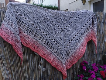 Ich liebe dieses Tuch, egal mit welchem Garn, das fertige Produkt ist einfach bezaubernd.