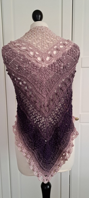 Habe das Tuch aus Lila/Violett/Flieder/Creme gehäkelt. Beim Traubenmuster muss man wirklich aufpassen; da hab ich die eine oder andere Reihe wieder aufziehen müssen. Aber die Häkelschrift ist einwandfrei; damit gelingt es auf jeden Fall.