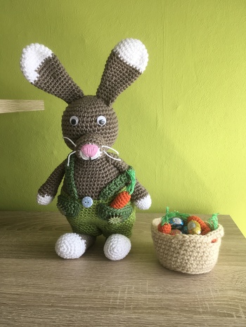 Anleitung wie immer super! War ein Geschenk zu Ostern, kam sehr gut an. Vor allem stand er auch ganz alleine.
Das ist immer etwas schwierig mit den Füßen, aber hier hat es prima geklappt.