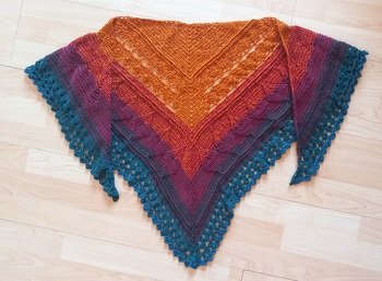 Ich durfte es vorab schon testen. Ist ein super Tuch das richtig tolle Muster hat.