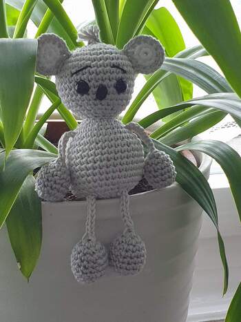 Meine kleine Karla Koala 🥰
Sie entstand nach einer Anleitung von @haekel_suse und ich kann sie nur empfehlen.
Die Anleitung ist leicht verständlich geschrieben. Ich bin immer wieder begeistert von ihren Anleitungen.