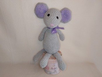 Ich habe die Maus mit Chenille Garn gehäkelt. In Grau und Lila.