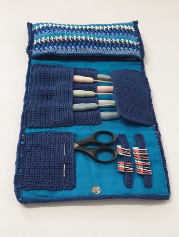 Ich habe 7 Fächer für Häkelnadeln gearbeitet und das Etui innen mit Stoff ausgekleidet.