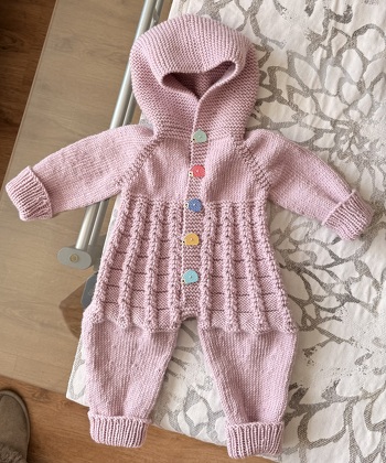 Das war mein zweiter Overall von Elfriede.
Abermals null Probleme beim Nachstricken. Jedoch habe ich d. Beine auch in glatt rechts gearbeitet u. an d. Kapuze d. Öhrchen weglassen.