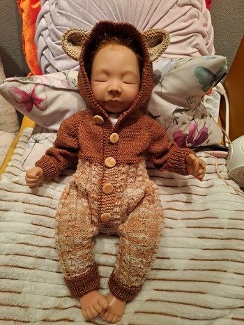 Danke für diese tollen Anleitung. Der Babyoverall ist sehr schön geworden.
Die Anleitung ist sehr verständlich und mit Bildern dargestellt.
Glg