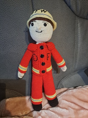 Hab ihn in rot gehäkelt weil unsere Feuerwehr rote Anzüge hat #Feuerwehr