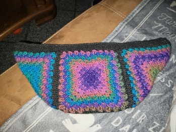 Die Anleitung war sehr verständlich und es hat viel Spaß gemacht, danach zu häkeln.
Ich habe nur für die letzte Runde und die Verbindung der Grannysquares eine andere Methode gewählt, lies sich aber gut anpassen.
Bis jetzt wurde die Tasche sehr gelobt
#Tasche #gehäkelt