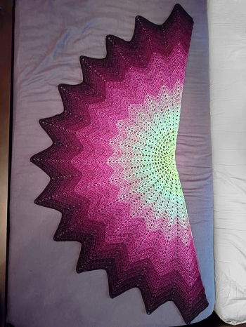 Es ist einfach zauberhaft geworden! 💜
Garn: 1200m Polarlichter von Wollverzaubert.