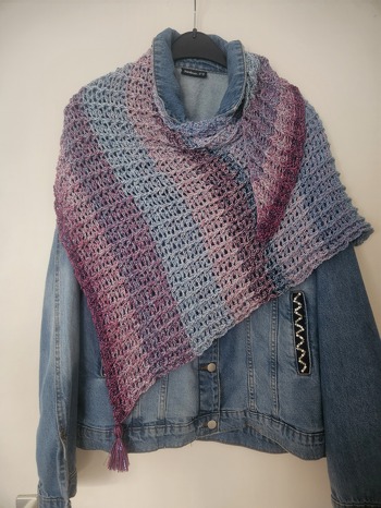 Wieder ein wirklich leicht zu häkelndes Tuch. Der Effekt wie immer klasse