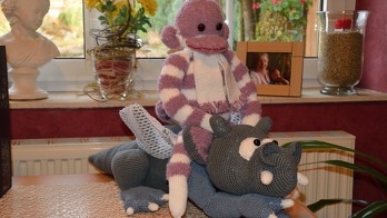 Die Anleitung ist im Großen und Ganzen gut verständlich. Bei einigen Häkelteilen hätte ich mir genauere Beschreibungen samt Fotos gewünscht. Beispiel die Nasenlöcher...
Doch das Ergebnis ist super gut bei meinem süßen Enkel angekommen. Das Äffchen ist für meine kleine Enkelin. Danke für diesen tollen Drachen.