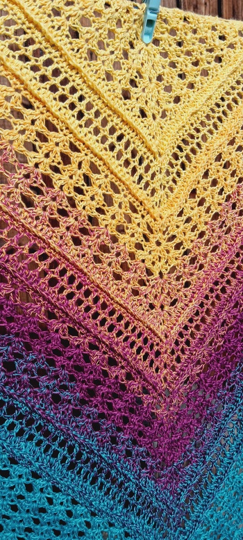 Tuch Finley,  mit Lady dees traumgarn Farbe Atoll,  2 Bobbel verhäkelt