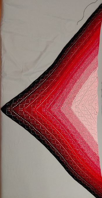 Sehr einfach zu häkeln. Tolle Beschreibung. Dennoch muss man ab und an die Maschen durchzählen und schauen das alles passt, bevor sich das Muster verschiebtt.