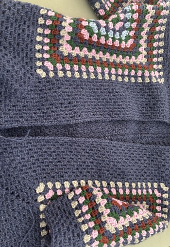 Die Anleitung ist sehr leicht zu verstehen und gut für Anfänger geeignet. Ich häkle  bereits meine zweite Jacke. Sehr zu empfehlen.