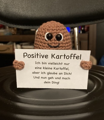 Kartoffel Jürgen 😍
Das Schild konnte ich nicht verkleinern auf meinen Drucker. Das Original war zu groß.
Deshalb habe ich es neu geschrieben.
Vielen Dank für die tolle Anleitung 💋
Kartoffel Jürgen wird als Glücksbringer meine Tochter unterstützen, bei ihrer Prüfung 🍀