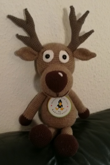 Weihnachtsgeschenk für einen guten Freund, der Hirsche richtig gut findet, z.B. auch als Tattoo.
Und ab 1. Februar wird meine Kreation das Laden-Maskottchen in seinem neuen Floristik-Shop :-)
Die Anleitung ist super und sehr zu empfehlen, auch für Anfänger.