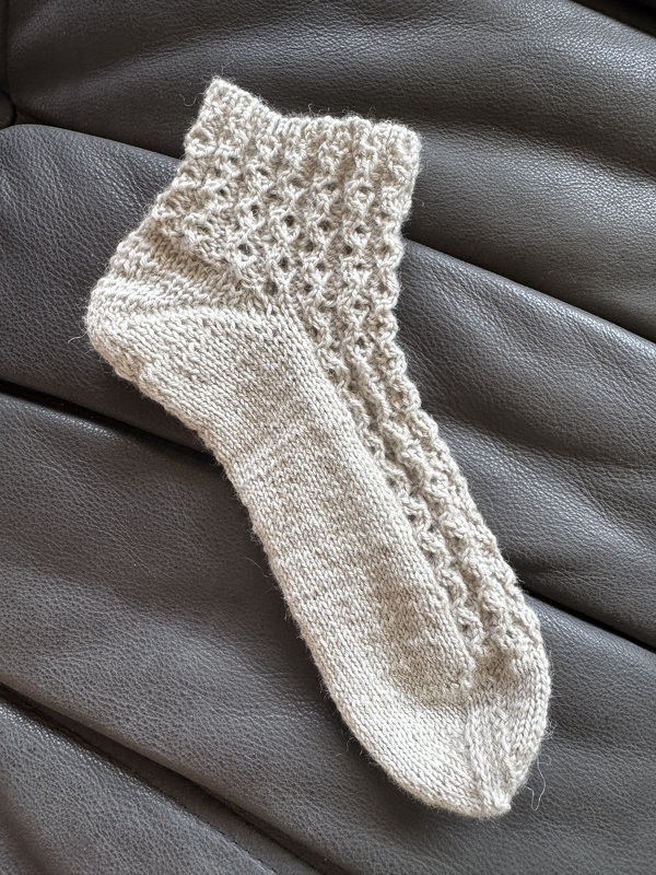 Strickanleitung für Socken mit leichtem Lace - OneTwentyThree