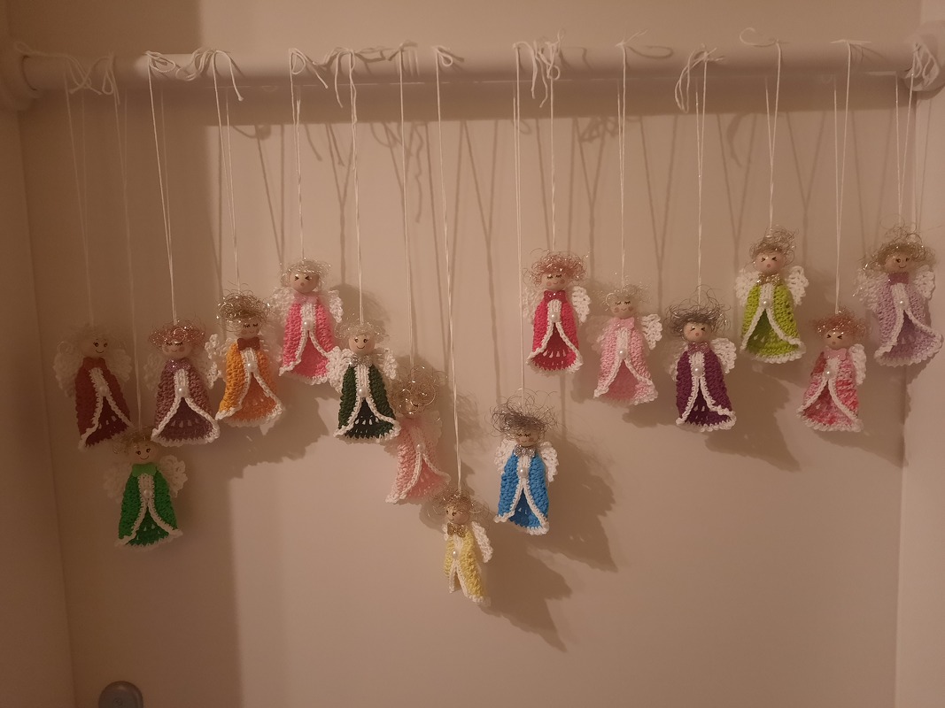 Häkelanleitung bunte Engel, perfekt zur Verarbeitung von Wollresten