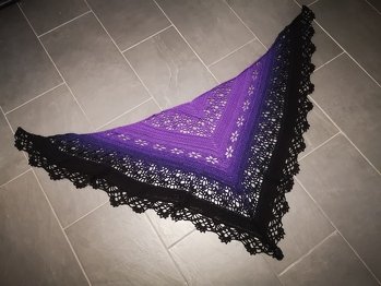 Dies ist die kleinste Variante vom Solanum. Lies sich gut häkeln und Dank Videoerklärung für die Sternmaschen auch gut verständlich.
Gehäkelt mit Sultan Shadow und Sultan Solid von Hobbii. War ein Geschenk und ist super angekommen.