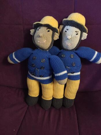 Hallo,
tolle Anleitung, einfach zu stricken und noch schöner, die strahlenden Kinderaugen wenn man sie übergibt. Ich habe 3 Stück gestrickt, hier seht ihr die beiden letzten die ich für meine Enkelkinder gemacht habe.
Viel Spass beim nachstricken.
LG
Eva Scherle