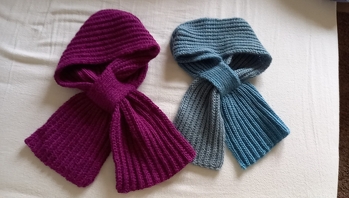 Eine sehr ausführliche Beschreibung, die sich schnell einprägt. Habe den Schal in blau für mich und in lila für eine Freundin gestrickt. Ruckzuck fertig.