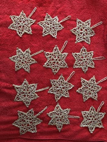 Mit Glitzergarn und zum Schluss etwas gestärkt, sehen sie super am Weihnachtsbaum aus.