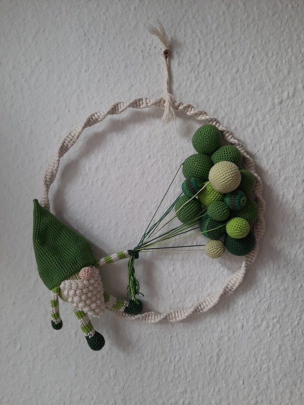 Balloon Gnome Christmas Wreath crochet pattern in german and in english