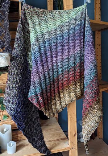 Super Anleitung und ein MUSS für Reliefstäbchen-Fans :-)
Ich habe knapp 1.450m mit Nadelstärke 4,5 verhäkelt und das Tuch hat die Maße von 210x55cm. Da es nicht so tief ist, für mich hervorragend zu tragen.
Der Bobbel heißt 