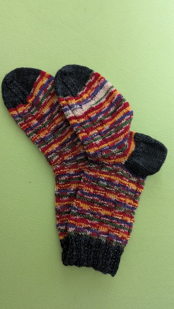aus 4-fädiger, teilweise handgefärbter Sockenwolle gestrickt.
#Sockenweltrekord