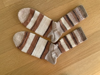 Garnstärke 4 fädig. 1. Socke weitere werden folgen