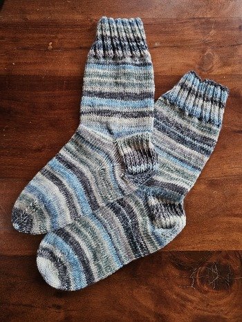 Hallo natürlich müssen wir auch dabei sein von @warmes_von_herzen . Das erste Paar ist fertig. Wir stricken sonst Socken u.ä. für das DRK Kreis Steinburg e.V.
Verwendet habe ich ein Spendengarn von Lana Grossa 4-fädig. Es wird nicht das letzte sein für den Weltrekord. Meine Damen aus dem Stricktreff Neuenkirchen ( @stricktreff_25568_neuekirchen ) stricken auch fleißig mit.
Viele Grüße Diana