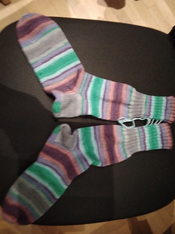 4-fach Garn. Ich habe eine Überaschungskiste mit Sockengarn bestellt und werde jetzt nach und nach die 10 Knäuel verstricken.
#winter #mode #Socken #Sockenweltrekord