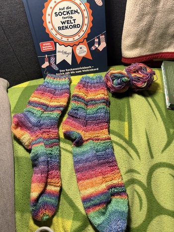 Muster „Feine Strukturen“ aus dem Buch #Auf die Socken fertig, Weltrekord
in Gr.41
für die Aktion „Sockenweltrekord
Ich habe tatsächlich 2 neue Sachen gelernt:
Den elastischen Kreuzanschlag (danke an alle für die Tipps) und die Bumerangferse (habe bisher immer die Herzchenferse gemacht-die Bumerang gefehlt mir aber tatsächlich besser)