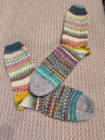 In der gr. 45/46 mit vierfädiger Sockenwolle, Hier kommen meine kunterbunte Restesocken. Ich liebe es die Reste kreativ zusammen zu fügen. Jede Socke ist ein Unikat und mit viel Liebe gestrickt.
#socken,#sockenweltrekord,#sockenstricken