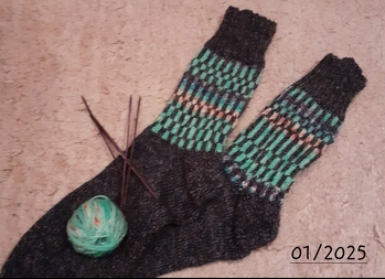 4-fädige Resteverwertung für den Sockenweltrekord - ich hoffe, der/die Beschenkte hat Freude daran und warme Füsse 😉
(die Socken liegen schon etwas länger in meiner Spendenkiste 🙈)
#Sockenweltrekord  #sockenstricken #Socken