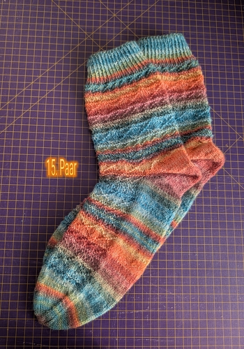 Das ist schon mein 15.Paar für den #Sockenweltrekord
Wolle: Weltrekord Edition von Veronika Hugo
Muster:  CRISS AND CROSS von Susanne Oswald  aus dem Strickbuch zum Sockenweltrekord.
Nadelstärke : 2,5
Unbezahlbahlte Werbung durch Nennung
#Socken #Strickenfürdengutenzweck