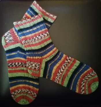 Noch ein paar Socken für den #Sockenweltrekord , aus 4-fädiger Sockenwolle geschafft