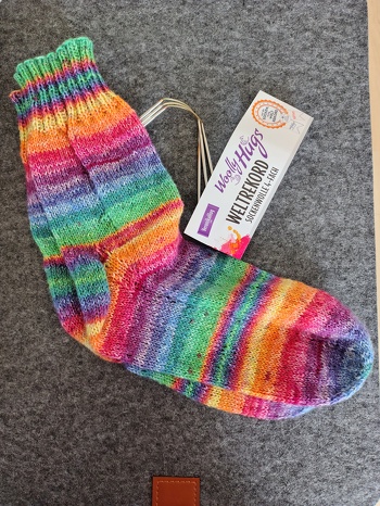 # Weltrekord
2. Paar aus der Wooly Hugs Weltrekordwolle Nummer 01, 4-fädig mit den Crazy Trios 3 mm gestrickt. Größe 44/45
Toe up nach Veronika Hugs 4 Stufen Methode.
Schaft nur rechte Maschen, weil der Farbverlauf so schön ist. Bündchen 2/2