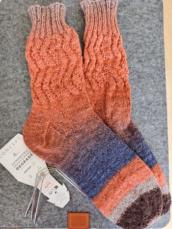 1. Paar aus der Katia Concept, 4-fädig mit den Crazy Trios 3 mm gestrickt. Größe 44/45
Toe up nach Veronika Hugs 4 Stufen Methode.
Schaft linke und rechte Maschen nach Laune und Lust versetzt. Bündchen 2/ 2