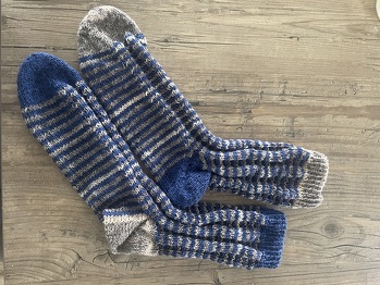 Habe diese 4-fähigen Socken wegen des #ministripedsockskal begonnen, man sollte zwei Knäuel nehmen, die man nie alleine verstricken würde. Und dann alle 2 Reihen die Farbe wechseln. Sind toll geworden, haben ein leichtes Hamburg-Feeling bei mir erzeugt ☺️