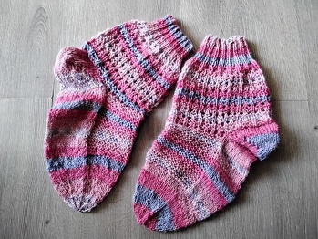 Grösse 40/41, 4-fach Sockenwolle, Muster Schaft " Anais", Fussrücken Kraus Rechts
#Sockenweltrekord