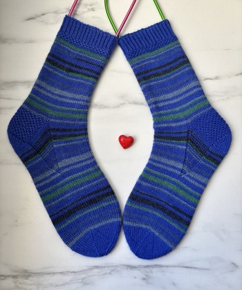 Socken Gr 41 aus Schachenmayr Regia
Wolle Uni + Bunt mit Schleudersternspitze
4 Fach #Sockenweltrekord #dariastrickt #stricksocken #helfenkannjeder