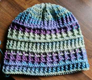 Schau mal, die Mütze ist fertig. Aus 2 Knäuel 50g/120m Schachenmayr Cotton Bamboo Batik
Dankeschön, hat Spaß gemacht. Ich werde sicher noch aus anderer Wolle die Mütze und Schal herstellen. Photos kommen dann.
Lg Andrea