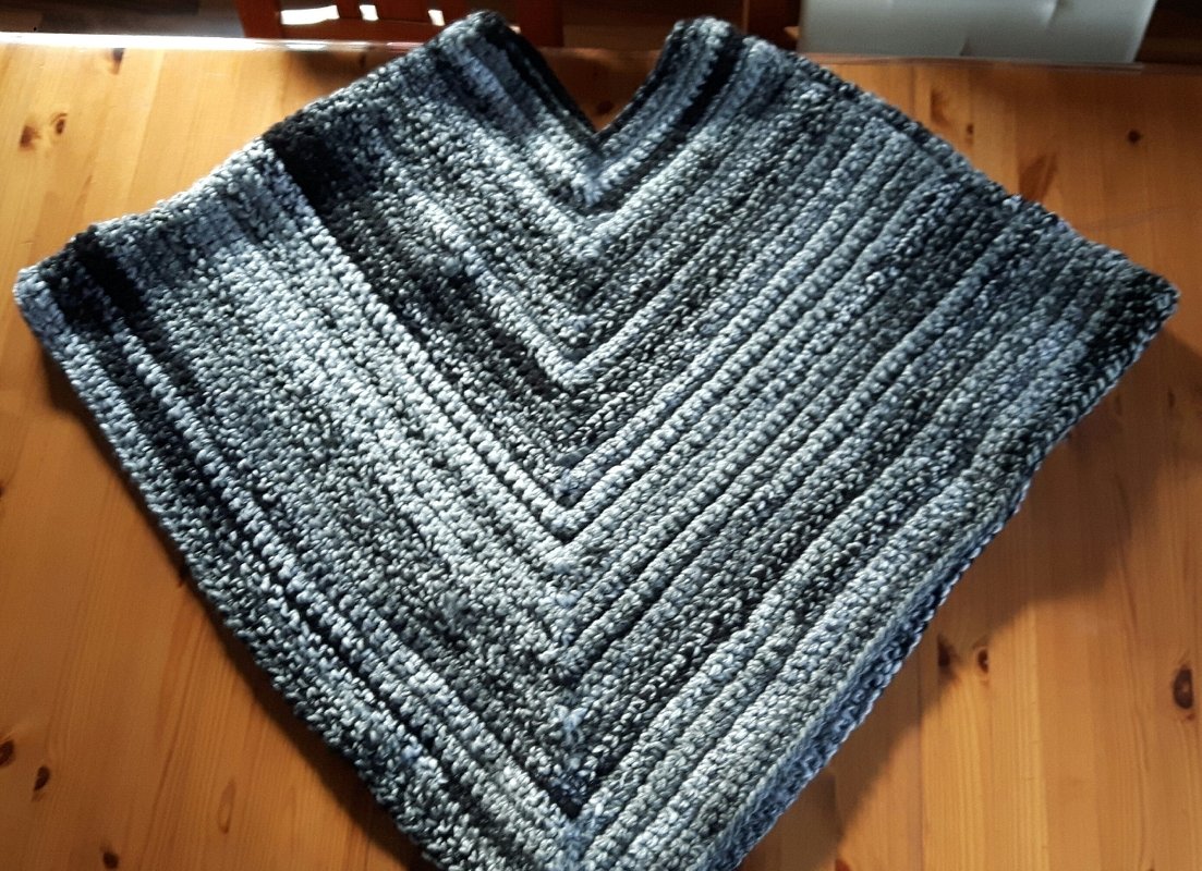 Häkelanleitung Poncho mit Möbius-Schalkragen (Loop) - einfach