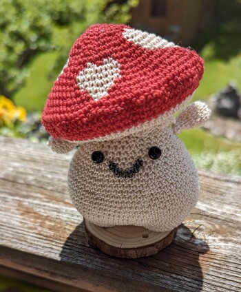 die Anleitung ist zwar wirklich gut und haarklein beschrieben, aber man muss sich an diese Art erst einlesen, aber nach den ersten zwei, drei Runden kann man sie sehr gut lesen. Mein persönlicher Vorschlag, der sowieso auch schon in der Anleitung beschrieben wurde, wenn die Runden mit den Stäbchen beginnen, wirklich, so wie in der Anleitung vorgeschlagen, nur halbe Stäbchen häkeln, sonst wird der Pilzhals etwas zu hoch. Ich hatte viel Spaß beim Häkeln und freue mich über das fertige Produkt, das ich als Geschenk brauche